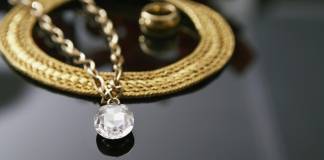 Cum integrăm bijuteriile placate cu aur în ținutele zilnice