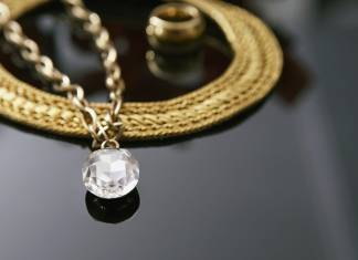 Cum integrăm bijuteriile placate cu aur în ținutele zilnice