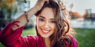 Iată 3 moduri prin care bijuteriile potrivite aduc plus valoare ținutei tale