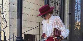 Bluza cu umeri bufanți în mare vogă în 2021. Iată 3 moduri de a o purta