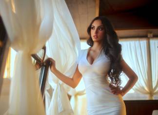 Află ce rochii albe sunt la modă sezonul acesta. Inspiră-te din galeria noastră!